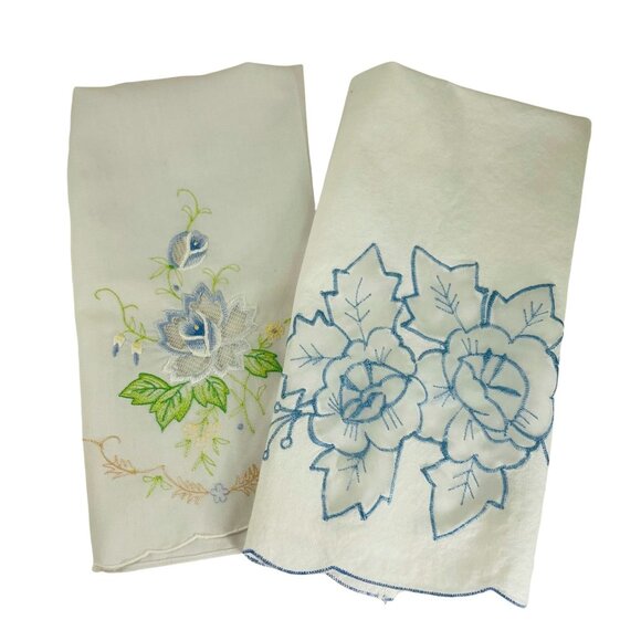 Lot 2 Vintage Linens Embroidered Tea Towels White Floral Design u - Picture 1 of 5